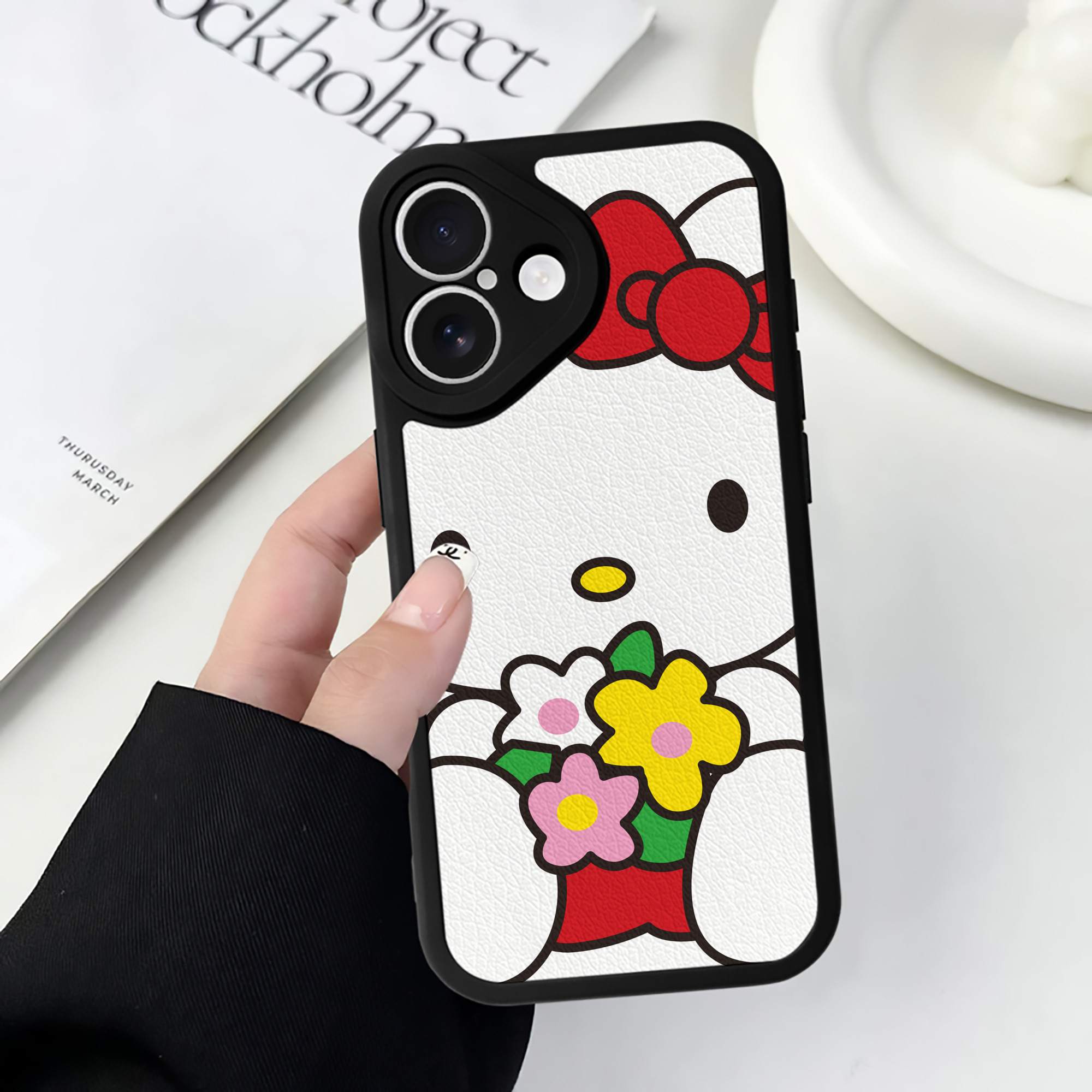 （画像用） Hello Kitty ハローキティ 【iPhone 16シリーズ対応】シリコンスマホケース（レザー調） 材質：シリコン